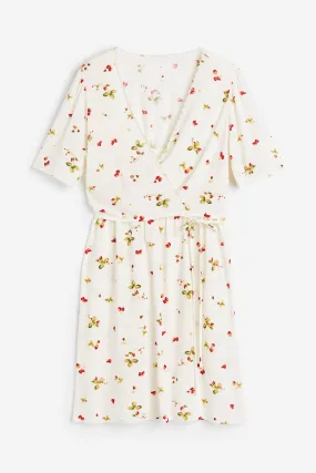 MAMA Nursing wrap dress - V-neck - Short sleeve - White/Strawberries - Ladies | H&M GB