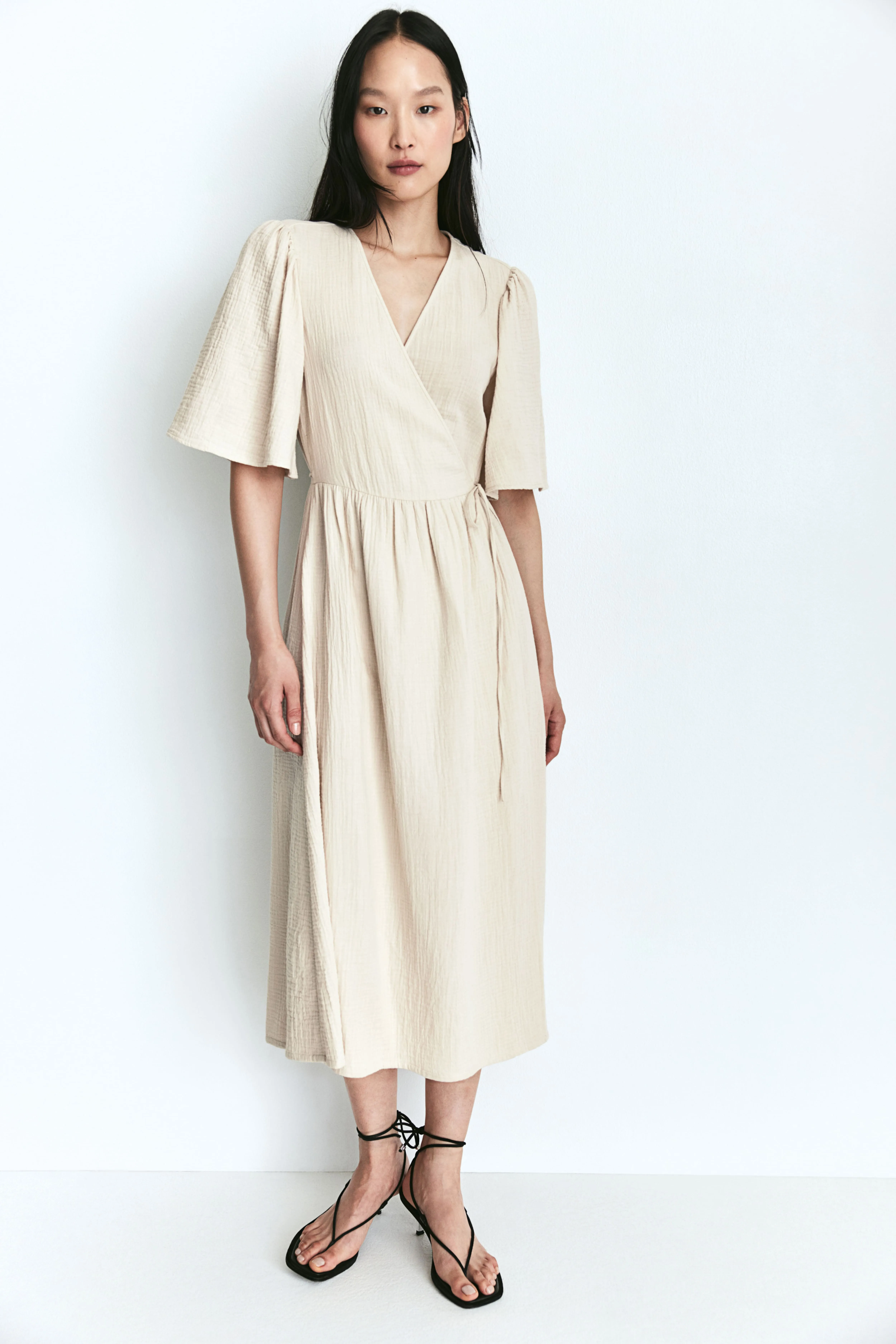 Muslin wrap dress - V-neck - Short sleeve - Light beige - Ladies | H&M GB